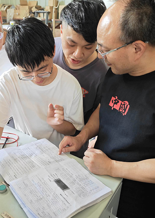 為某大學(xué)實驗室學(xué)生技術(shù)指導(dǎo)